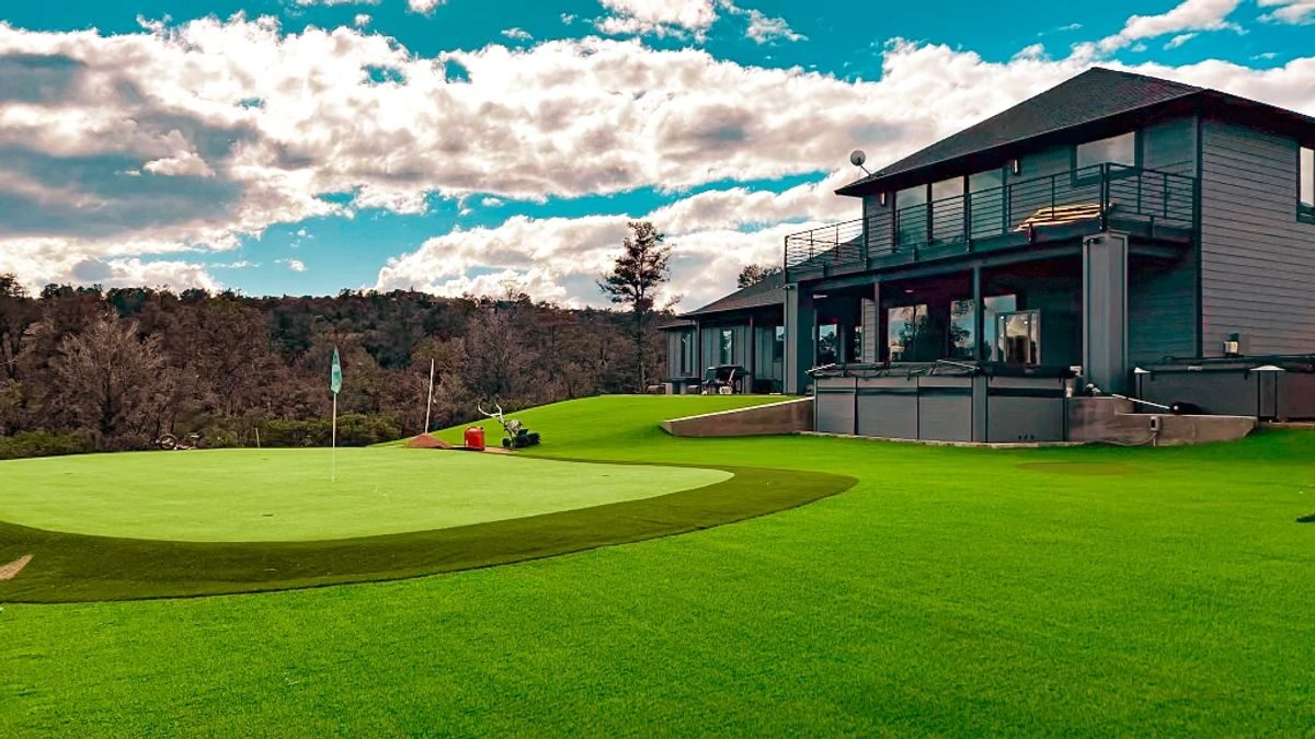 Putting greens with artificial turf